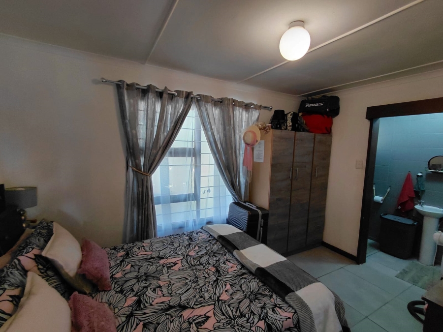 5 Bedroom Property for Sale in C Place Eastern Cape